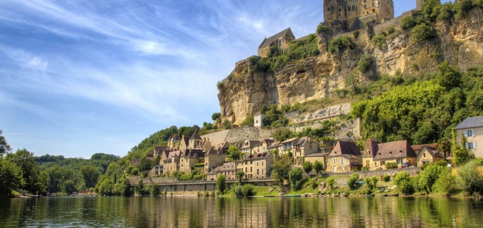 Faire du camping pour découvrir les richesses naturelles et les saveurs du Périgord