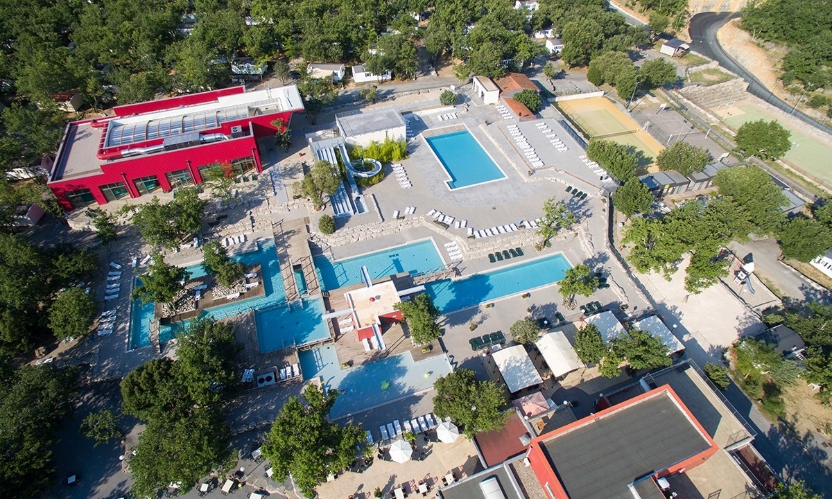 Camping à Sampzon : sur quel site le faire ?